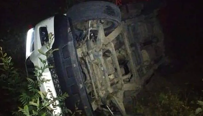 सीतापुर: सपा विधायक अनिल वर्मा का वाहन पलटा, बाल-बाल बचे