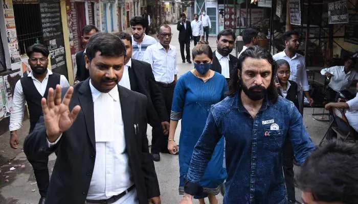 मास्क के पीछे चेहरा छिपाकर लखनऊ कोर्ट में पेश हुईं सपना चौधरी, जानें क्या है मामला?