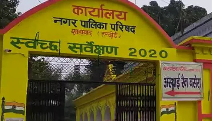 हरदोई: नोटिस और मुनादी के बाद भी नहीं माने दुकानदार, पालिका ने जेसीबी से हटाया अतिक्रमण