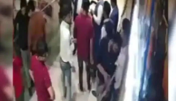 नोएडा बार कांड: ‘पहले चेहरे पर मारा मुक्का, फिर लात घूसों से की पिटाई’, CCTV में कैद हुआ भयावह मंजर