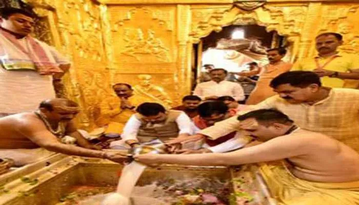 वाराणसी: देवेंद्र फडणवीस ने काशी विश्वनाथ के दरबार में टेका माथा, कहा- बाबा का आशीर्वाद उनके साथ है