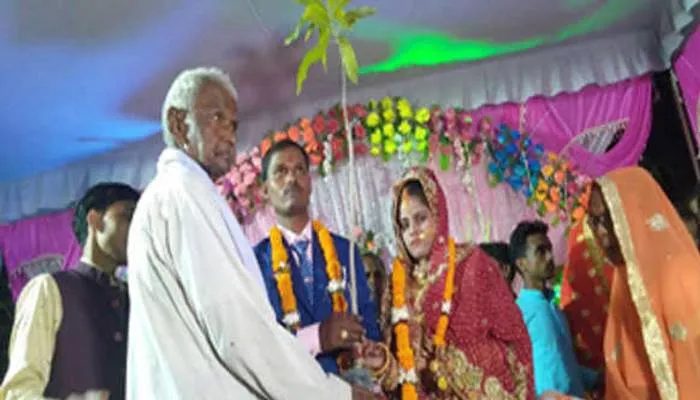सोनभद्र: नवविवाहित जोड़े ने मेहमानों को रिटर्न गिफ्ट में पौधे बांटकर पेश की अनोखी मिसाल
