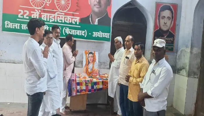 अयोध्या: सपा कार्यकर्ताओं ने मनाई अहिल्याबाई होलकर की जयंती