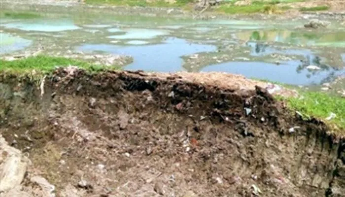 अयोध्या: तालाब की भूमि पर अवैध कब्जा, शिकायत को नजरअंदाज कर रहे अधिकारी