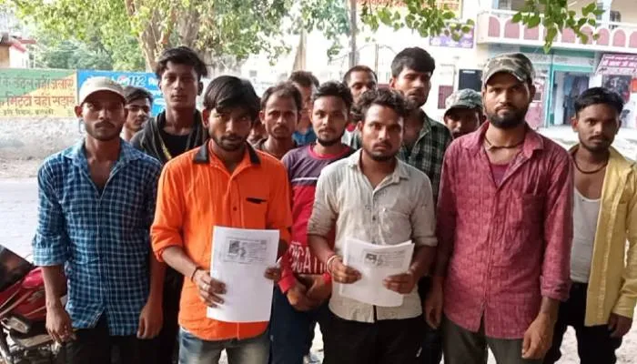 बाराबंकी: गुजरात कमाने गए युवकों को ठेकेदार ने बंधक बनाकर पीटा, मजदूरों ने पुलिस से की शिकायत