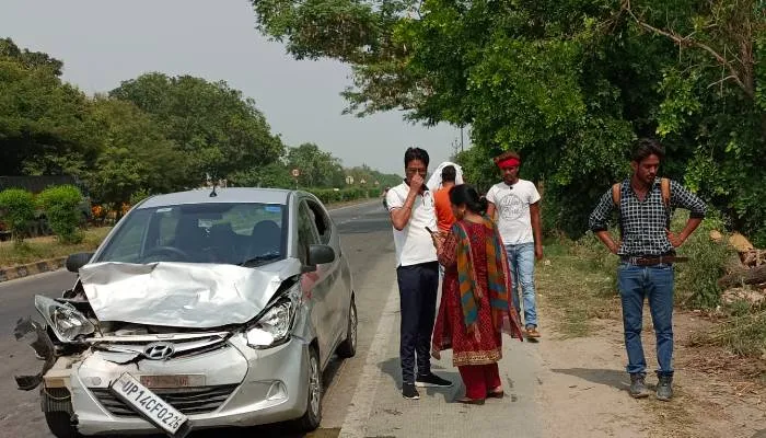 अयोध्या: नील गाय से टकराई कार, बाल-बाल बचे कार सवार