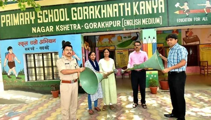 गोरखपुर: सीएम योगी की पहल पर गोरखनाथ मंदिर ने जिला प्रशासन को सौंपा दो लाउडस्पीकर