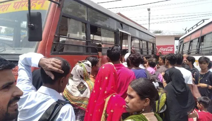 बाराबंकी: टैक्सी स्टैंड स्थल चिन्हित न होने से परेशान हो रहे यात्री, ई-रिक्शा चालक वसूल रहे मनमाना किराया