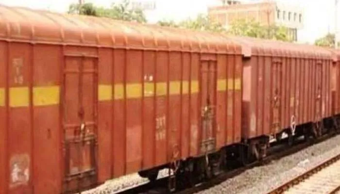 जौनपुर: महिला ने मासूम संग मालगाड़ी के सामने लगाई छलांग, मां-बेटी की मौत