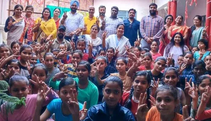 बहराइच: विहान बालिका विद्यालय में योग प्रशिक्षण कार्यशाला का शुभारंभ, बालिकाओं ने सीखा योग