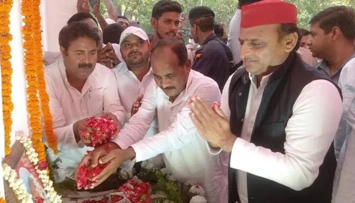 आजमगढ़ में बोले अखिलेश यादव- गरीबों का राशन बंद करने का रास्ता ढूढ़ रही है योगी सरकार