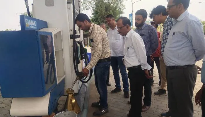 बाराबंकी: एसडीएम ने दल बल के साथ की पेट्रोल पंपों की जांच