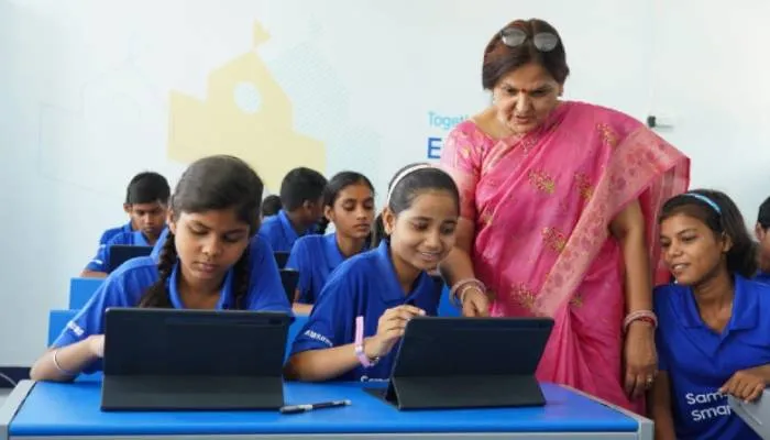 वाराणसी: जवाहर नवोदय विद्यालय के छात्रों को मिला स्मार्ट क्लास का तोहफा