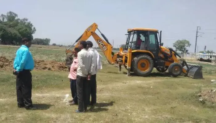 औरैया में अवैध कब्जे पर चला बुलडोजर, राजस्व विभाग की टीम ने चार करोड़ की जमीन कराई कब्जा मुक्त