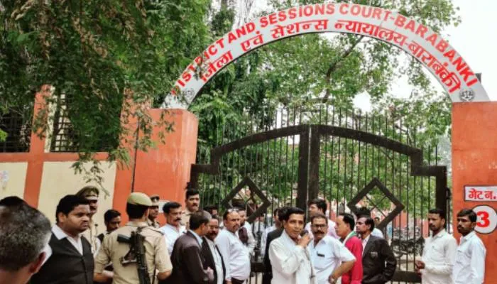 बाराबंकी: अधिवक्ताओं की गाड़ियों का अतिक्रमण हटाने पहुंचे ईओ बैरंग लौटे वापस, जानें वजह