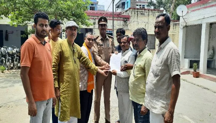 अयोध्या: अतिक्रमण के नाम पर व्यापारियों को नुकसान न हो, व्यापार मंडल ने ईओ व एसएचओ को सौंपा ज्ञापन