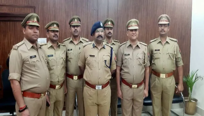 बहराइच: आठ उप निरीक्षक बने प्रभारी निरीक्षक, एसपी ने स्टार लगाकर दी बधाई