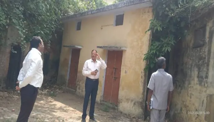 अयोध्या: कलेक्ट्रेट परिसर के भवनों का डीएम ने किया निरीक्षण, दिये यह निर्देश