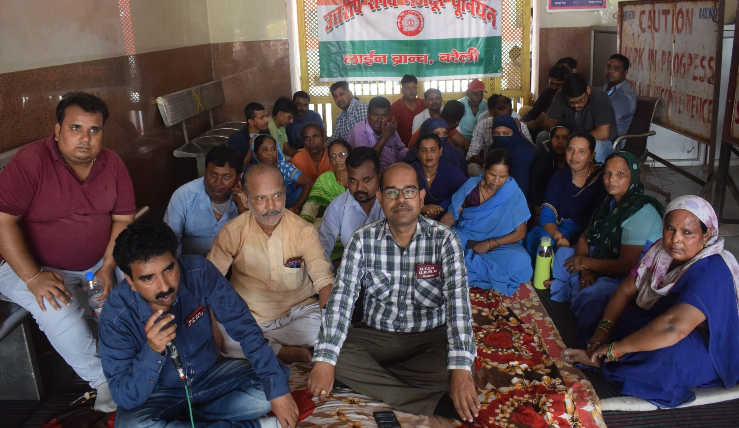 बरेली: उत्तर रेलवे मजदूर यूनियन ने जंक्शन पर किया प्रदर्शन