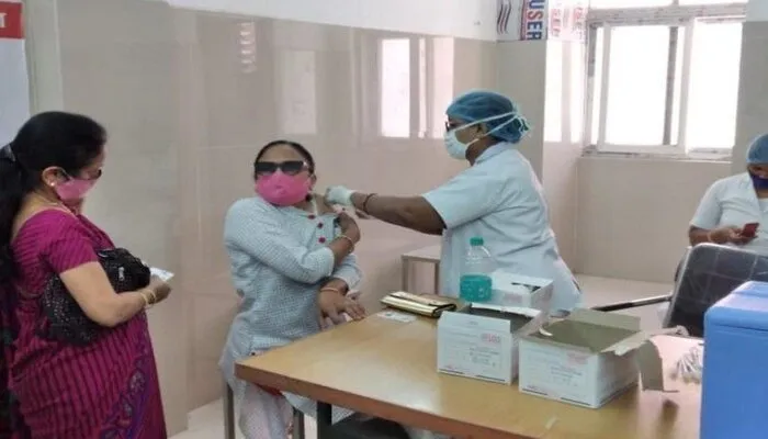 कोरोना के खिलाफ जंग जारी, देश भर में राष्ट्रीय कोविड टीकाकरण अभियान, 190.50 करोड़ से ज्यादा लगे टीके