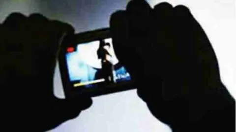 किच्छा: बाथरूम में नहा रही युवती का वीडियो बनाया, विरोध करने पर मारपीट और पथराव