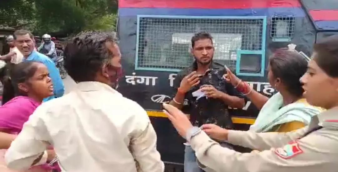 हल्द्वानी: कोतवाली के बाहर पिटा पति, सास-ससुर और पत्नी ने पीटा