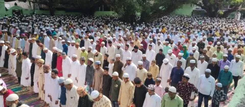 हल्द्वानी: गले मिलकर एक दूसरे को कहा ईद मुबारक, दुआओं के लिए एक साथ उठे हजारों हाथ… देखें VIDEO