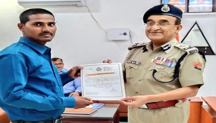 अयोध्या : तीन लोगों की जाने बचाने वाले नाविक को आईजी ने किया सम्मानित