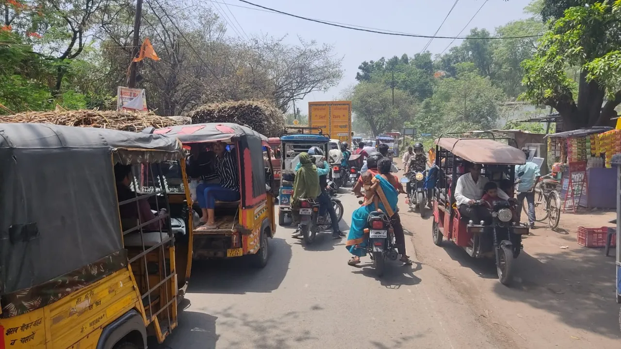 पीलीभीत: सख्ती बेअसर! टनकपुर हाईवे पर गन्ने का कहर