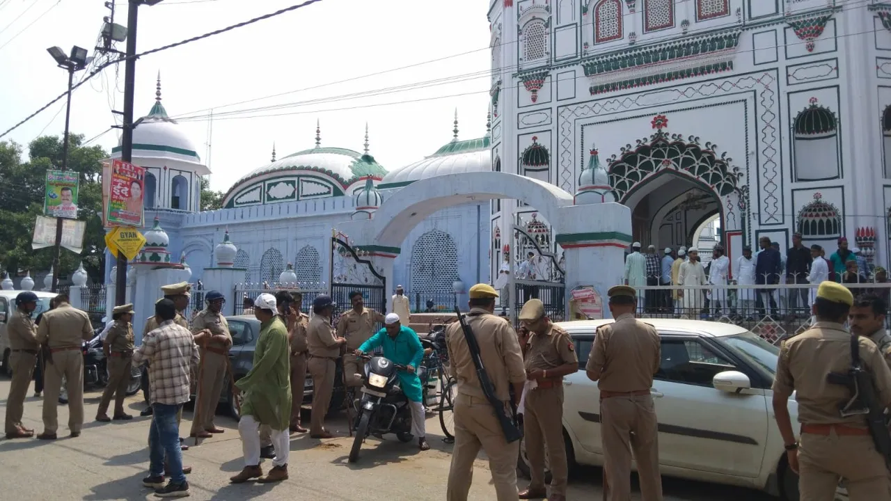 पीलीभीत: जामा मस्जिद कमेटी को लेकर गहराया विवाद, दो को हिरासत में लिया