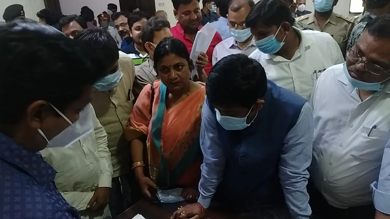 शाहजहांपुर: तिलहर विधायक ने कमांड सेंटर में हीं कोविड प्रोटोकॉल को हवा में उड़ाया
