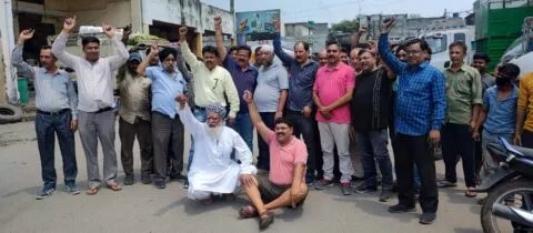 हल्द्वानी: पार्किंग शुल्क वसूलने पर भड़के ट्रांसपोर्टर, अनिश्चितकालीन प्रदर्शन की चेतावनी… देखें VIDEO