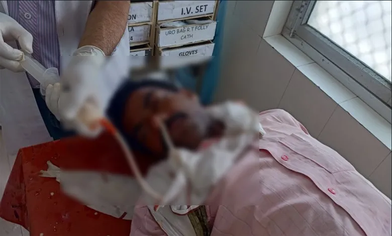 पीलीभीत: जिले में सूदखोरों का आतंक, एसपी कार्यालय के बाहर किसान ने खाया जहर