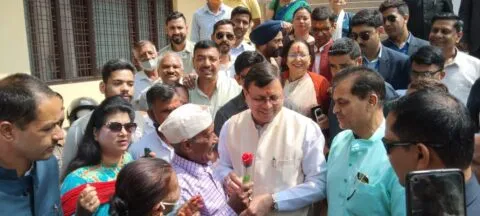 बाबा नीबकरौरी के धाम में बुजुर्ग फैन ने मुख्यमंत्री धामी को दिखाया प्रधानमंत्री बनने का सपना, खूब लगे ठहाके