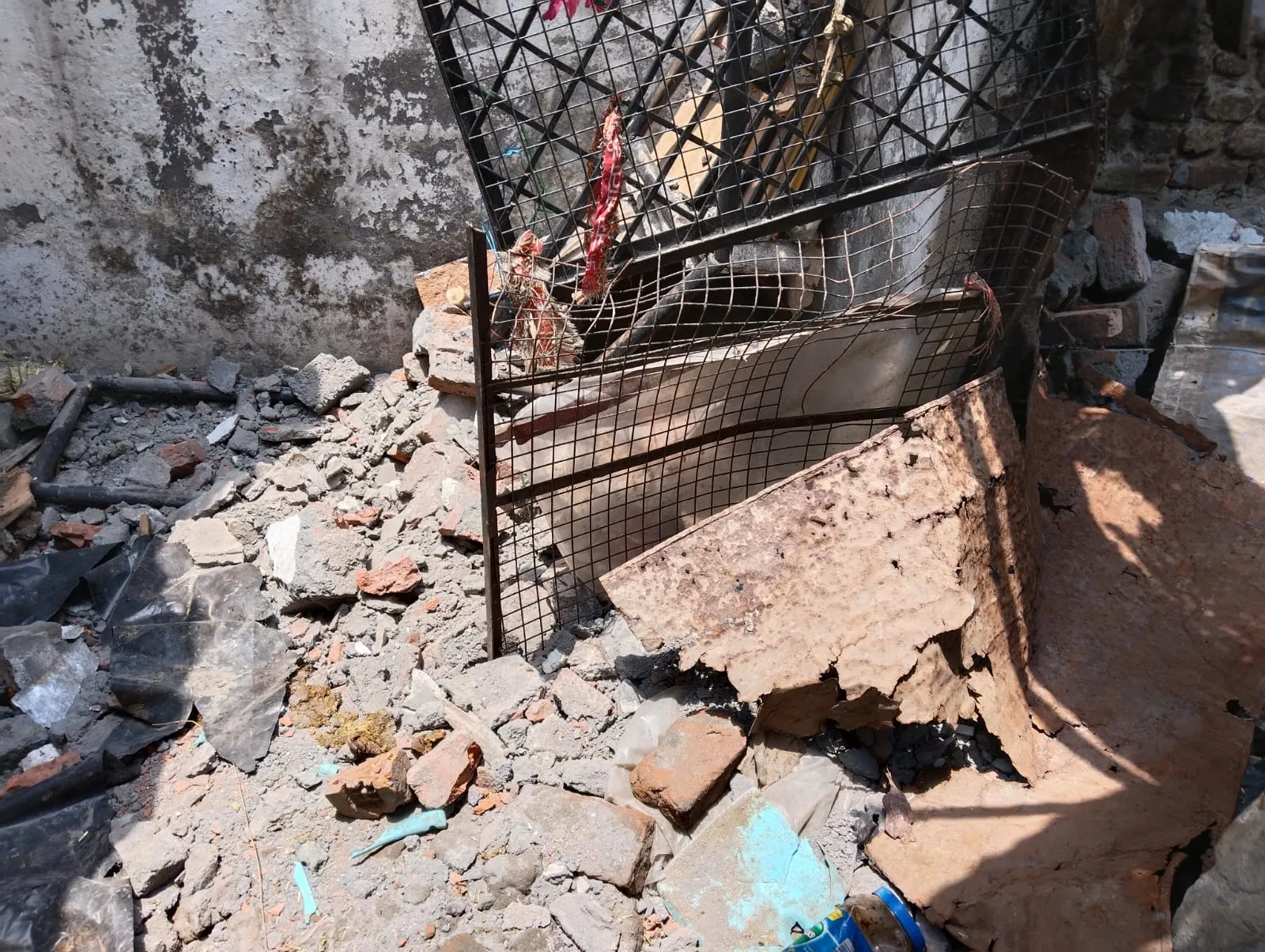 हल्द्वानी: तीसरी मंजिल से गिरी पड़ोसी की दीवार, युवक मलबे में दबा