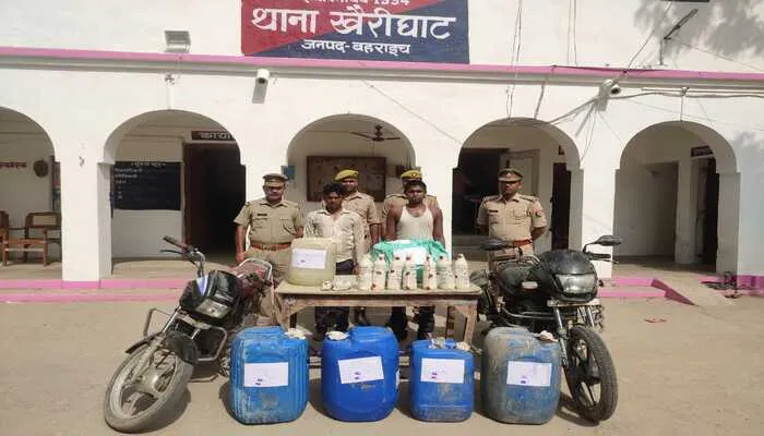 बहराइच: गन्ने के खेत से 240 लीटर जहरीली शराब के साथ दो गिरफ्तार, बाइक और लहन भी बरामद