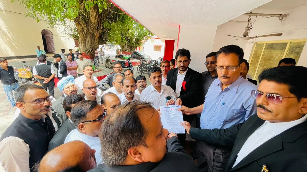 पीलीभीत: अधिवक्ताओं ने की हड़ताल, जुलूस निकालकर एडीएम को सौंपा ज्ञापन