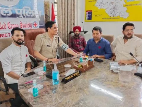 टेंशन में हैं ड्यूटी पर मुस्तैद Nainital Police के जवान, डॉक्टर ने जांच की तो पता चला… देखें VIDEO