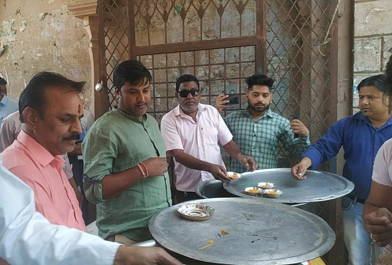 अमरोहा: ज्येष्ठ मास के प्रथम बड़े मंगलवार पर ईओ ने किया प्रसाद वितरण