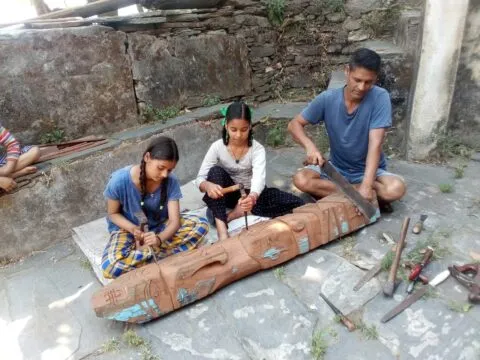 उत्तराखंड: मुख्यमंत्री से लेकर मंत्री सबने पीठ थपथपाई, काष्ठ शिल्पी राधेश्याम के काम न आई