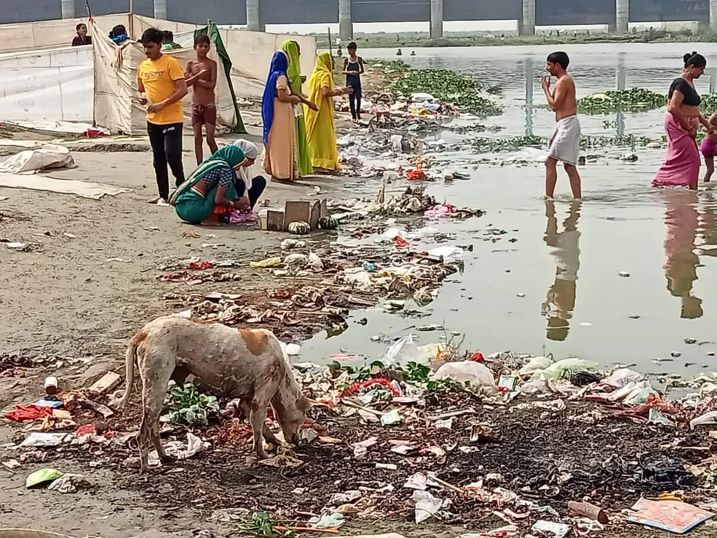 बरेली: वट सावित्री के मौके पर गंगा में दिखा गंदगी का अंबार, श्रद्धालु आस्था की डुबकी लगाने पर मजबूर