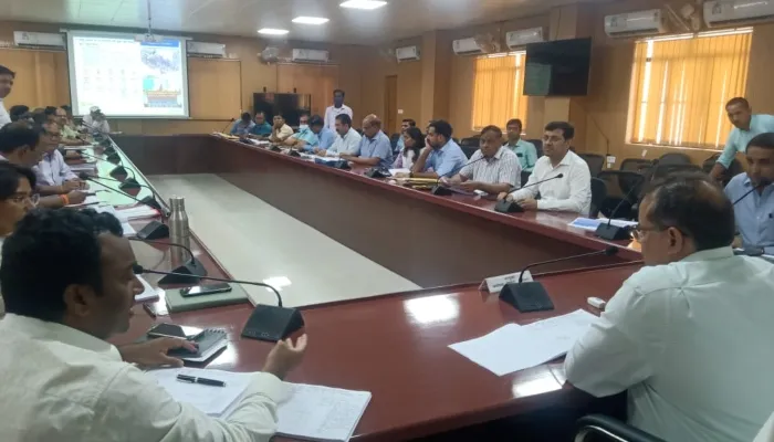अयोध्या विजन 2047 की समीक्षा बैठक आयोजित, मंडलायुक्त ने एयरपोर्ट का कार्य तेज गति से कराने के दिये निर्देश
