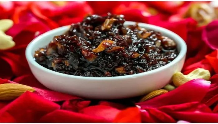 गुलाब की खुशबू और मिठास से भरपूर होता है गुलकंद, जानिए घर पर बनाने का तरीका