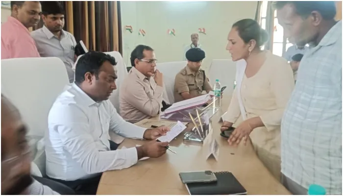 अयोध्या: आईजी जोन ने सदर तहसील में शिकायतें सुनीं, समाधान दिवस में डीएम,एसएसपी बीकापुर में रहे मौजूद