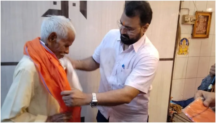 बहराइच: एमएलसी प्रतिनिधि ने अक्षय तृतीया पर लोगों को अंगवस्त्र देकर किया सम्मानित