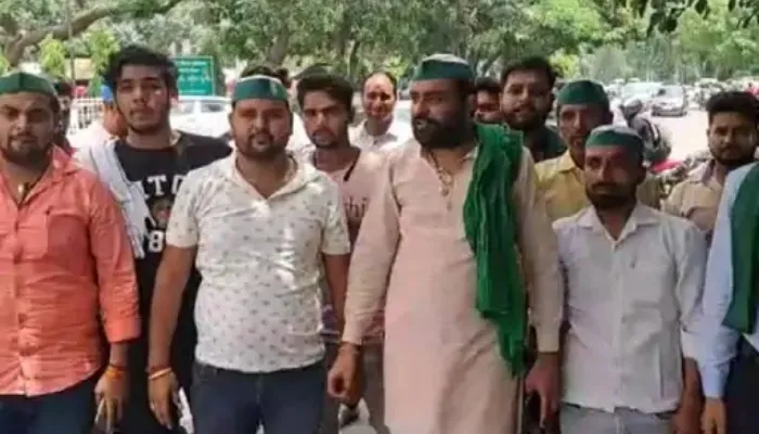 मेरठ: भाकियू कार्यकर्ताओं ने टिकैत को Z प्लस सुरक्षा देने को लेकर की मांग, डीएम को सौंपा ज्ञापन