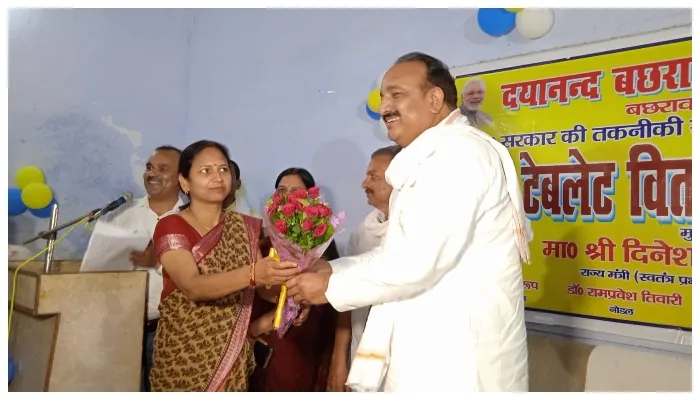 रायबरेली: स्वतंत्र प्रभार राज्य मंत्री ने छात्र छात्राओं को वितरित किए टेबलेट