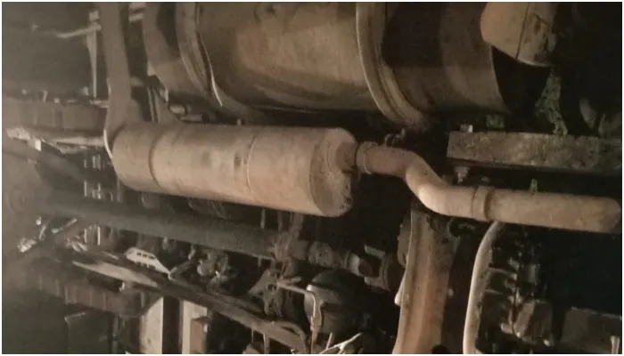 बाराबंकी: टायर फटने से अनियंत्रित कार पुलिया की रेलिंग पर चढ़ी, घायल परिवार जिला अस्पताल रेफर