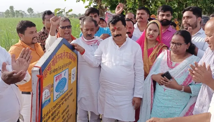 कुशीनगर: सांसद ने किया पंचायत भवन और अमृत सरोवर अभियान का शुभारंभ