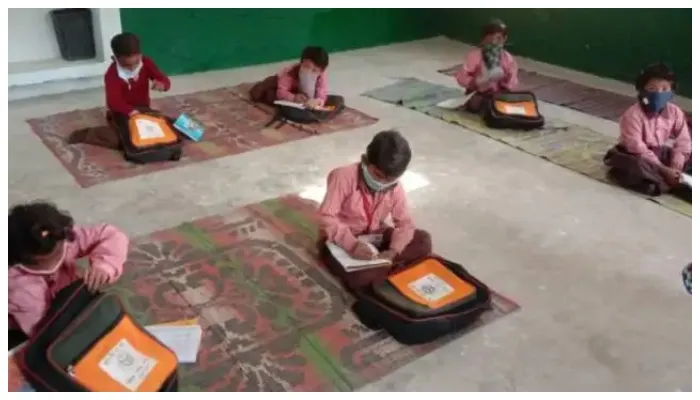 अयोध्या: पांच हजार बच्चों के अभिभावकों के खाते में नहीं पहुंचा यूनिफॉर्म व बैग का पैसा